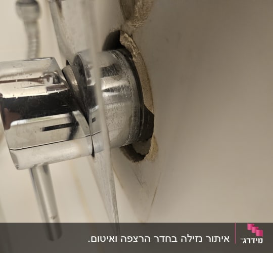 ברז מתכת מותקן בקיר עם חיבור צינור